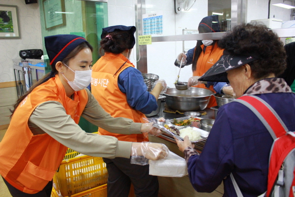 한화 임직원들이 17일 전남 여수시 국동 동여수노인복지관을 방문해 어르신들께 급식 봉사활동을 하고 있다. 
