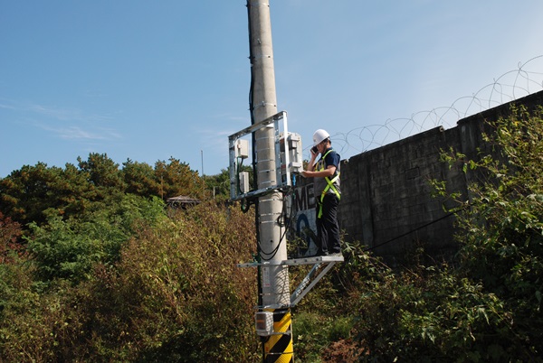 KT 직원이 통신 소외 지역이었던 전방지역과 군부대에 LTE 기지국과 기가아토를 설치하고 최종 점검하고 있다.<사진=KT>