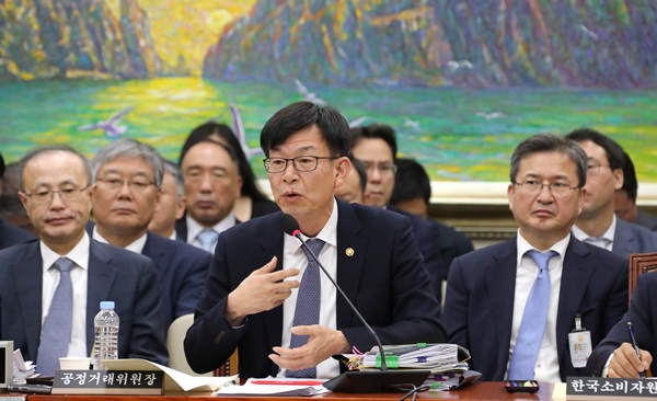 김상조 공정거래위원장이 19일 오후 국회에서 열린 정무위원회 국정감사에서 의원들의 질의에 답변하고 있다. <사진=연합>