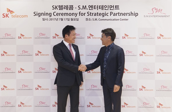 SK텔레콤 박정호 사장(왼쪽)과 SM엔터테인먼트 이수만 회장이 전략적 파트너십 체결 후 기념사진을 찍고 있다.<사진=SK텔레콤>