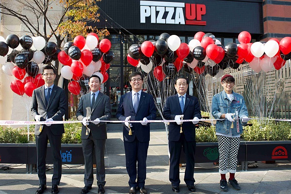 SPC그룹이 서울 홍대입구역 인근에 파인캐주얼 화덕피자 브랜드 인 ‘피자업(Pizza UP)’을 론칭했다고 27일 밝혔다.<사진=SPC>