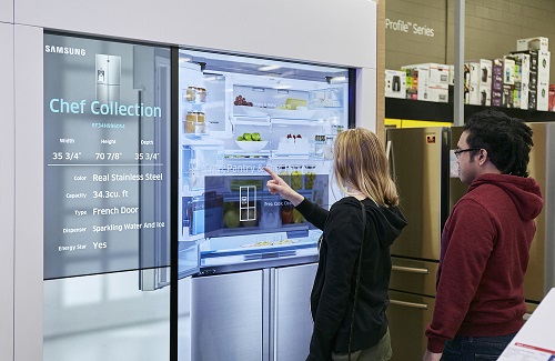 미국의 한 유통 매장에서 고객이 삼성전자의 프리미엄 냉장고 셰프컬렉션을 살펴보고 있다. <사진=삼성전자>