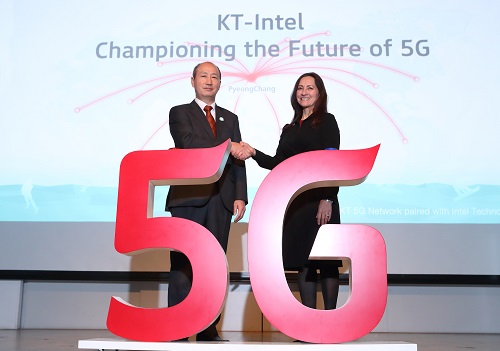 오성목 KT 네트워크부문 사장(왼쪽)과 샌드라 리베라(Sandra Rivera) 인텔 네트워크플랫폼그룹 총괄 부사장이 2018 평창 동계올림픽 5G 협력을 선언하며 악수를 하고 있다. <사진=KT>