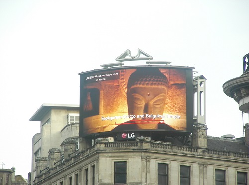 영국 피커딜리 광장에 있는 LG전자 전광판에 한국의 세계유산(석굴암)이 소개되고 있다. <사진=LG전자>