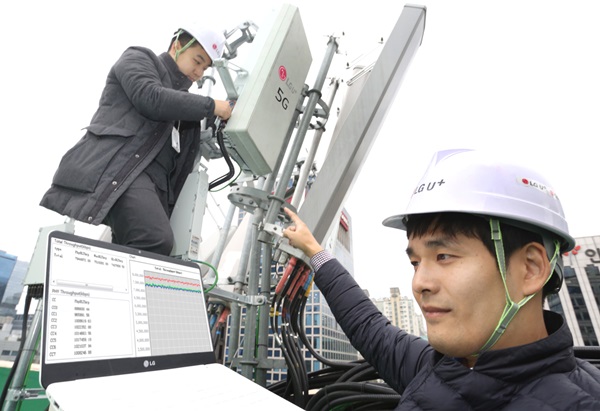 LG유플러스 직원들이 LG유플러스 5G 시험기지국에서 네트워크 장비를 점검하고 있다. <사진=LG유플러스>