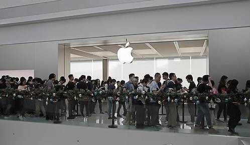 ▲ 홍콩 소비자들이 지난 3일(현지시간) ‘아이폰X’를 구입하기 위해 애플 매장 앞에서 대기하고 있다. <사진=연합>