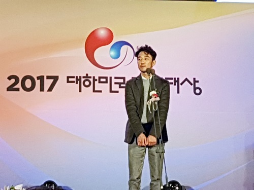 김창한 펍지주식회사 대표가 ‘2017 대한민국 게임대상’ 시상식에서 대상(대통령상)을 수상한 후 소감을 말하고 있다. <사진=유성현 기자>
