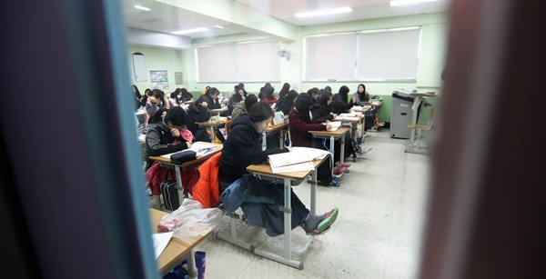 2018학년 대학수학능력시험이 일주일 연기된 16일 대전의 한 고등학교 3학년 수험생들이 학교에 나와 자습을 하고 있다.<사진=연합>