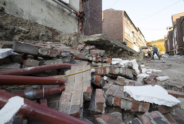 지진으로 붕괴된 포항 시내 한 다세대주택 모습. <사진=연합>