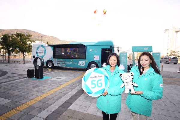 KT 성화봉송단 ‘KT 챌린저스’가 KT의 5G 이동형 홍보관을 소개하고 있다. <사진=KT>