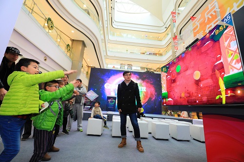 행사 관람객들이 전시장에서 삼성 QLED TV로 모션 게임을 즐기고 있다. <사진=삼성전자>