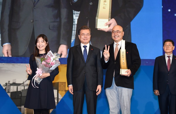 (사진 좌측부터)근로자대표 · 문재인 대통령 · 남궁훈 카카오게임즈 대표가 기념사진을 찍고 있다.<사진=카카오게임즈>