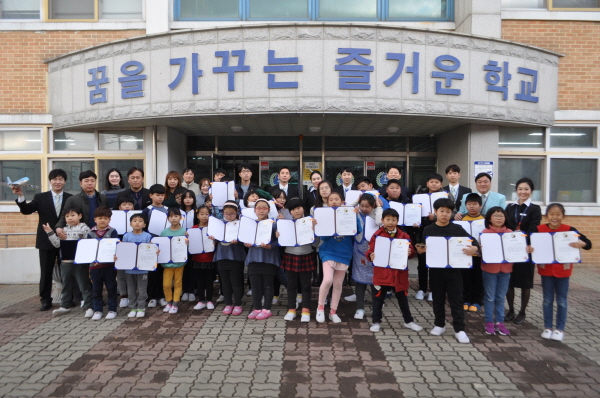 대한항공 임직원들과 인천 용유초등학교 학생들이 6일 ‘하늘사랑 영어교실’ 가을학기를 종강식에서 기념촬영을 하고 있다. 