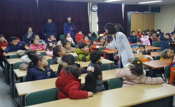 갑을장유병원 관계자가 14일 병원 인근 어린이집 아이들을 대상으로 겨울철 건강관리법과 영양·병원업무를 교육하고 있다. 