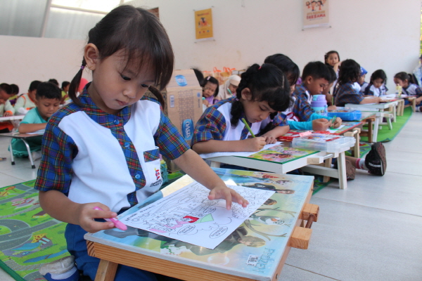 라와붕가 마을 아이들이 새로 지어진 아동센터에서 아동발달 프로그램에 참여해 그림을 그리고 있다.<사진=한화생명>