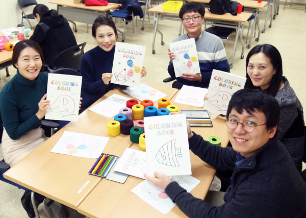 CJ대한통운 임직원들이 소아암 아동들의 미술놀이 교구로 사용되는 컬러링북을 만드는 ‘나눔 컬러링북 만들기’ 봉사활동을 하고 있다. <사진=CJ대한통운>