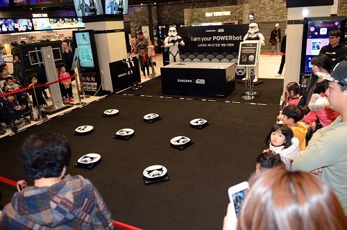 방문객들이 로봇청소기 ‘파워봇 스타워즈 에디션’을 살펴보고 있다. <사진=삼성전자>