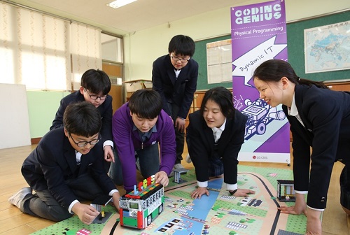 서울 서대문구 서연중학교에서 학생들이 코딩 지니어스를 실습하고 있다. <사진=LG CNS>