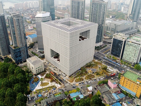서울 용산구에 위치한 아모레퍼시픽 신사옥. 1층부터 3층까지 시민들을 위한 문화 공간 '아트리움'이 마련됐다. <사진=아모레퍼시픽>