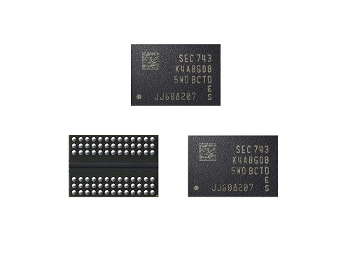 삼성전자가 세계 최초로 양산하는 ‘1y나노 공정기반 8Gb DDR4 D램’ 제품. <사진=삼성전자>