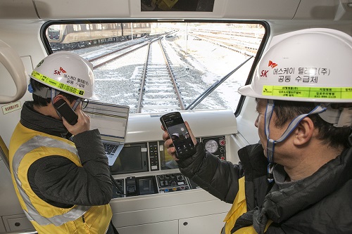 SK텔레콤 직원이 열차 안에서 ‘LTE-R’ 망으로 영상통화를 시연하고 있다. <사진=SK텔레콤>