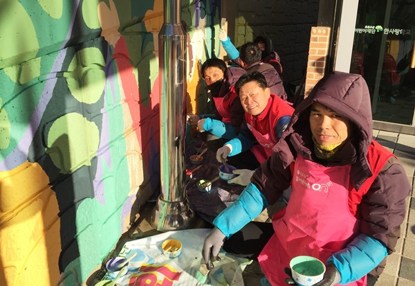 LG유플러스 임직원들이 1담당 1나눔 활동인 중증장애학교 한사랑학교에서 벽화 그리기 봉사를 진행하고 있다.<사진=LG유플러스>