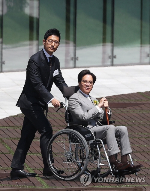 이재현 CJ그룹 회장이 지난해 5월 17일 오전 경기도 수원시 영통구에 있는 CJ그룹 연구개발센터 ‘CJ블로썸파크’ 개관식에서 기념식수를 하기 위해 휠체어에 앉아 입장하고 있다. <사진=연합뉴스>