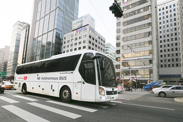 KT의 대형 자율주행버스가 지난 5일 서울 도심지역에서 자율주행 시범 운행을 진행했다.<사진=KT>