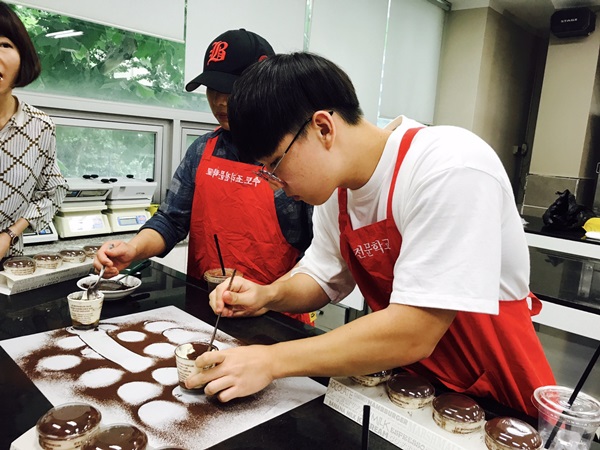 수강생들이 GFAC 제빵수업 과정 중 컵케이크 실습을 하고 있다 <사진=제너시스BBQ>