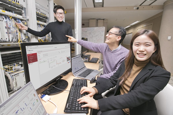 KT 융합기술원 직원들이 연구소에서 인공지능 네트워크 운용 플랫폼  '뉴로플로우'를 테스트하고 있다.<사진=KT>
