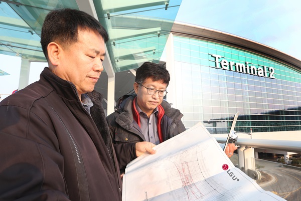 LG유플러스 직원들이 인천국제공항 제2여객터미널 개장에 맞춰 현장 검토하고 있다.<사진=LG유플러스>