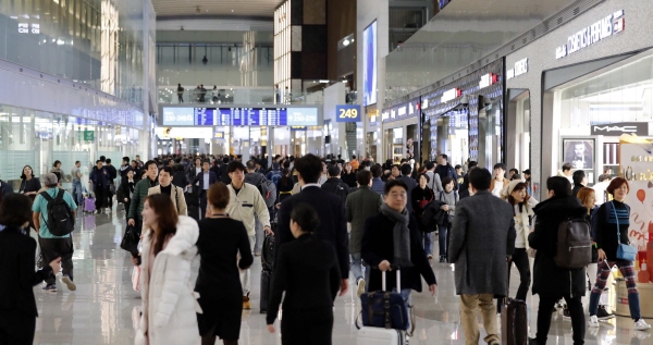 지난 18일 인천국제공항 제2터미널 오픈과 함께 몰려든 탑승객들로 공항 면세점 일대가 붐비고 있다.<사진=연합>