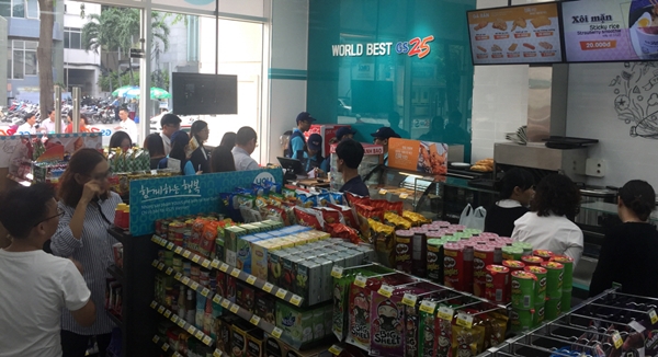 베트남에 진출한 GS25 엠프레스 타워 1호점에서 베트남 고객들이 상품을 구매하고 있다. <사진=GS리테일>