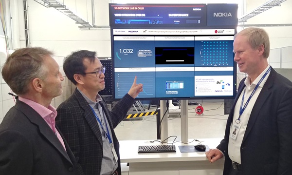 핀란드 노키아 본사에서 노키아 프로덕트 매니저와 김대희 LG유플러스 상무, 퀄컴 시니어 디렉터(왼쪽부터)가 5G 데이터 전송 시험을 하고 있다. <사진=LG유플러스>