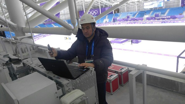LG유플러스 직원이 올림픽 기간 동안 증가하는 통신 트래픽에 대비 주요 경기장과 선수촌 등에 대한 네트워크 점검작업을 진행하고 있다. <사진=LG유플러스>
