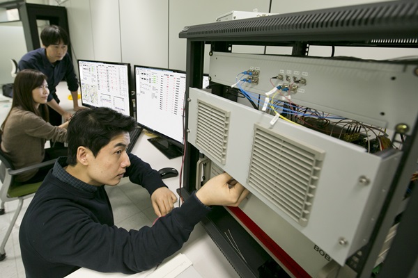 KT 직원들이 서울 서초구 우면동 연구소에서 일대다 양자암호통신 시범망을 활용한 기술 테스트를 하고 있다.<사진=KT>