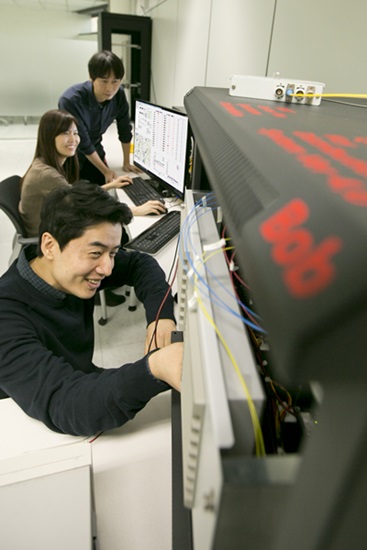 KT 직원들이 서울 서초구 우면동 연구소에서 일대다 양자암호통신 시범망을 활용한 기술 테스트를 하고 있다.<사진=KT>