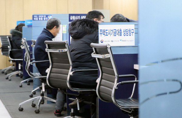 최근 미국 시장금리가 빠르게 오르면서 국내 시장금리도 이에 동조화되고 있다. 사진은 12일 한 은행의 서울 시내 한 영업소에서 시민들이 대출상담을 받는 모습.<사진=연합>