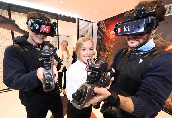 지난달 26일부터 1일까지 스페인 바르셀로나에서 열린 'MWC 2018' KT부스를 찾은 관람객들이 세계최초 5G기반 VR(가상현실)게임인 '스페셜포스 VR : UNIVERSAL WAR'를 체험하고 있다.<사진=KT>