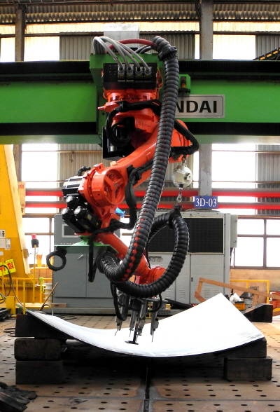 자동 곡 성형 로봇이 선박을 건조하고 있다. <사진=현대중공업>