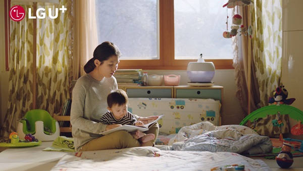 LG유플러스가 제작한 CSR 영상 속 주인공인 시각장애 1급 조현영씨가 아이에게 ‘U+우리집AI’를 활용해 동화책을 읽어 주고 있다.<사진=LG유플러스>
