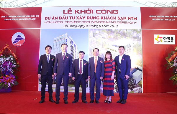 지난 3일 베트남 하이퐁에서 열린 'HTM 호텔' 기공식에서 HTM 다오 만 센 회장(왼쪽 세 번째)과 아워홈 김길수 사장(왼쪽 네 번째)을 비롯한 양사 주요 관계자들이 기념촬영을 하고 있다. <사진=아월홈>