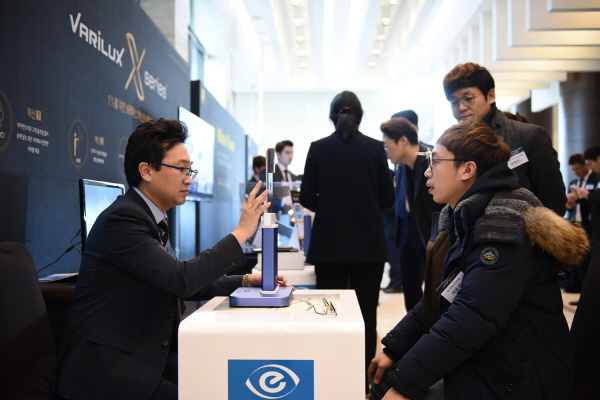 6일 서울 서초구 엘타워에서 열린 ​‘2018 바리락스 X 런칭’ 행사에 참가한 관계자들이 바리락스 X 제품을 체험해 보고 있다. <사진=에실로코리아>