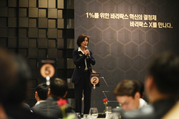 소효순 에실로코리아 대표가 ​6일 서울 서초구 엘타워에서 열린 ​‘2018 바리락스 X 런칭’ 행사에서 인사말을 하고 있다. <사진=에실로코리아>