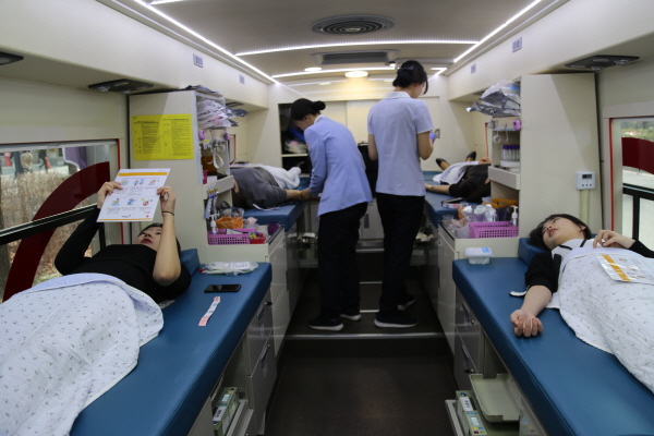 한화손해보험·한화투자증권 직원들이 ‘사랑의 헌혈 릴레이’ 봉사 활동에 참여해 헌혈을 하고 있는 모습.<사진=한화손해보험>