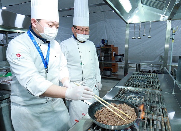 신세계푸드 소속 조리사들이 '2018평창동계올림픽' 참가선수 및 관계자들을 위해 요리하고 있다.<사진=신세계푸드>