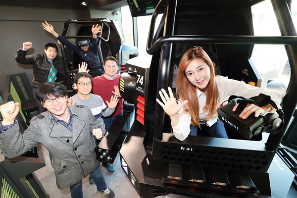 GS리테일과 KT가 서울 신촌에 공동 투자해 개관한 도심형 테마파크 ‘VRIGHT’에서 모델들이 VR게임 기기들을 시연해 보이고 있다. <사진=KT>