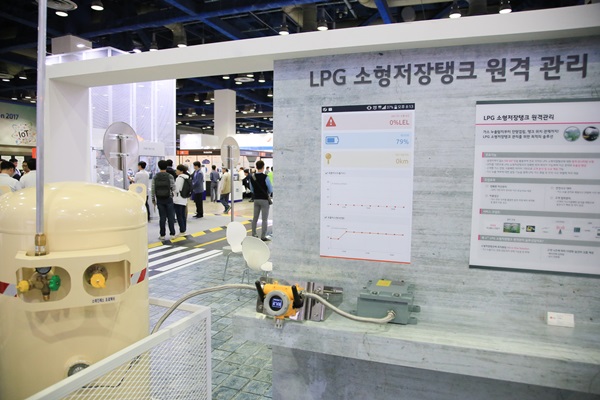 작년 열린 ‘사물인터넷 국제전시회’ 행사장에서 소개한 ‘LPG 소형저장탱크 원격관리’ 솔루션 전시.<사진=LG유플러스>