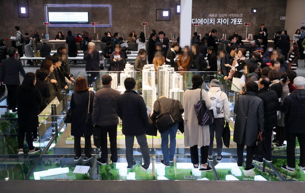 서울 서초구 양재동 화물터미널 부지에 문을 연 ‘디에이치 자이 개포’의 견본주택이 방문객으로 붐비고 있다. 