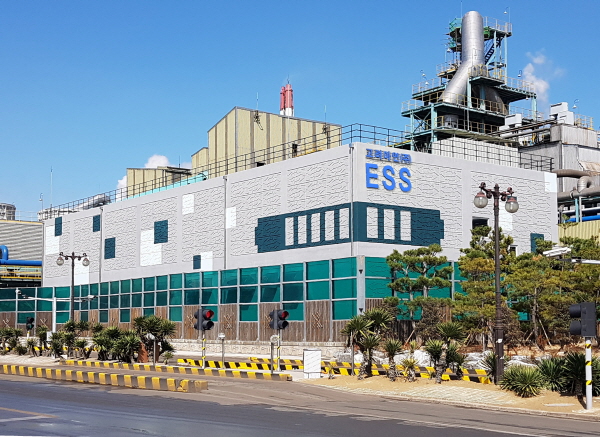 울산시 울주군 고려아연 온산제련소에 조성된 세계 최대 규모 산업용 에너지저장장치(Energy Storage System·ESS)센터. 